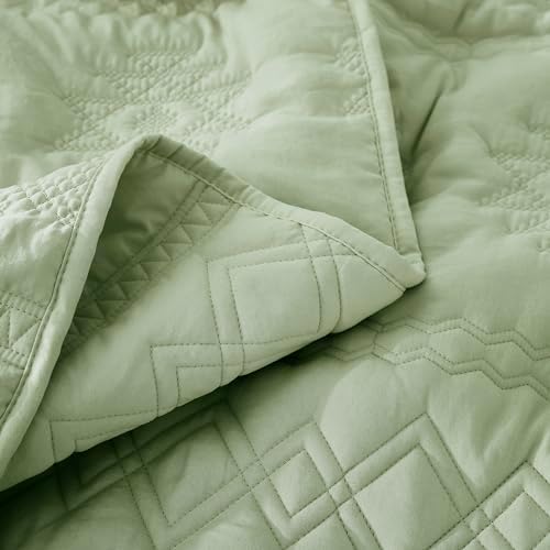 WDCOZY Boho Sage Green Queen Quilt Set with 2 Pillow Shams 1