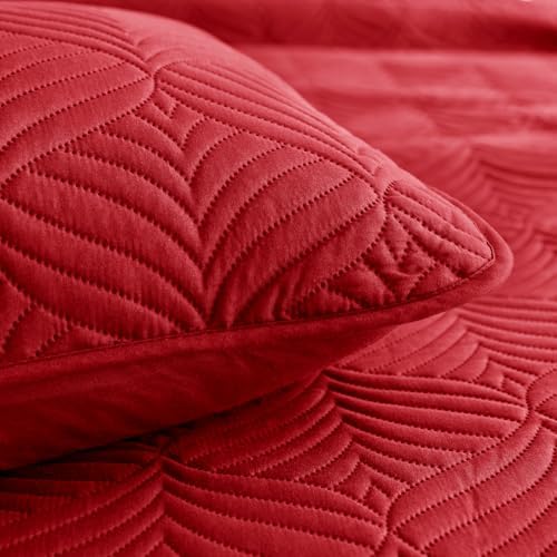 Whale Flotilla Extra Soft King Quilt Set Red