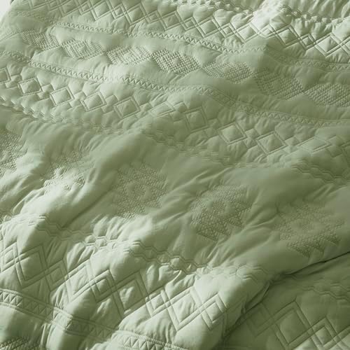 WDCOZY Boho Sage Green Queen Quilt Set with 2 Pillow Shams 1