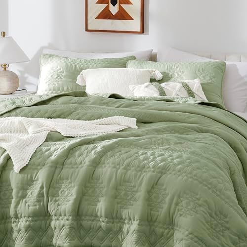 WDCOZY Boho Sage Green Queen Quilt Set with 2 Pillow Shams 1