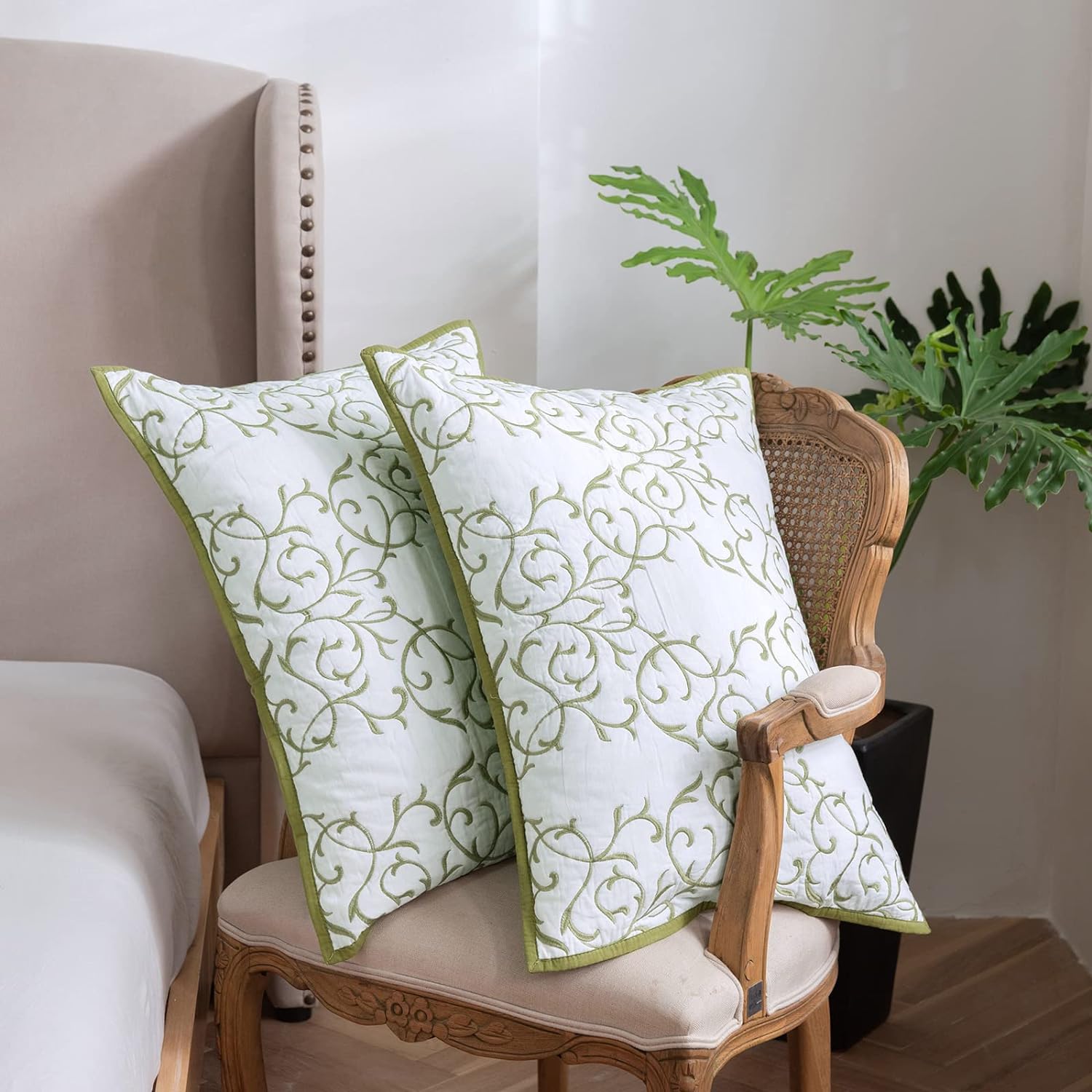 mixinni Reversible King Size Cotton Quilt Set with Embroidered Shams