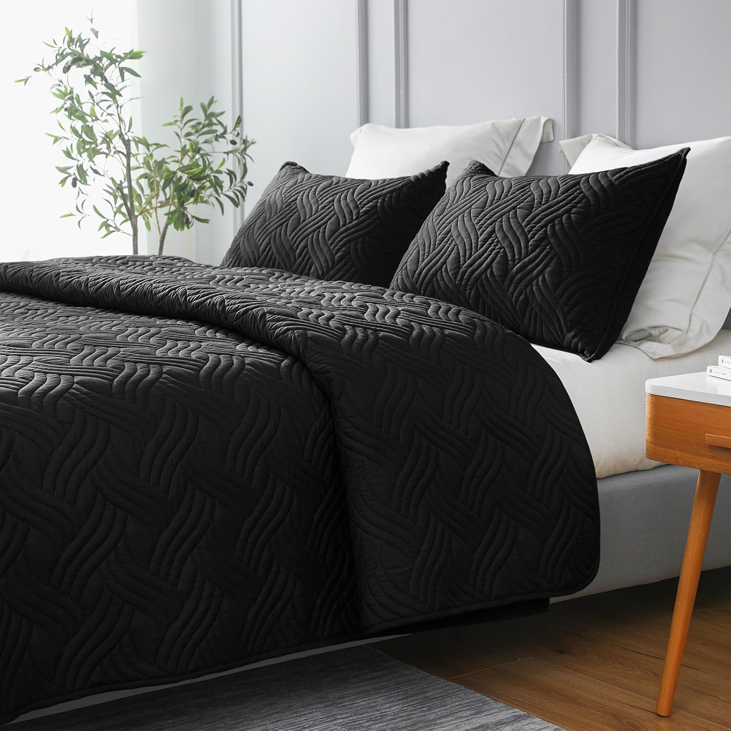 Whale Flotilla King Size Quilt Set with 2 Pillow Shams