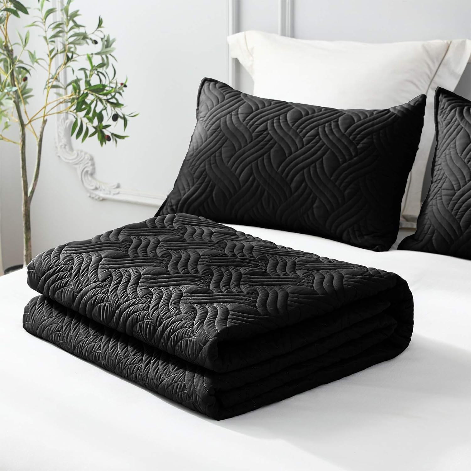 Whale Flotilla King Size Quilt Set with 2 Pillow Shams