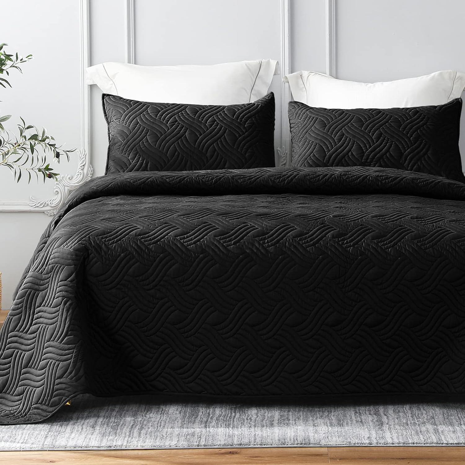 Whale Flotilla King Size Quilt Set with 2 Pillow Shams