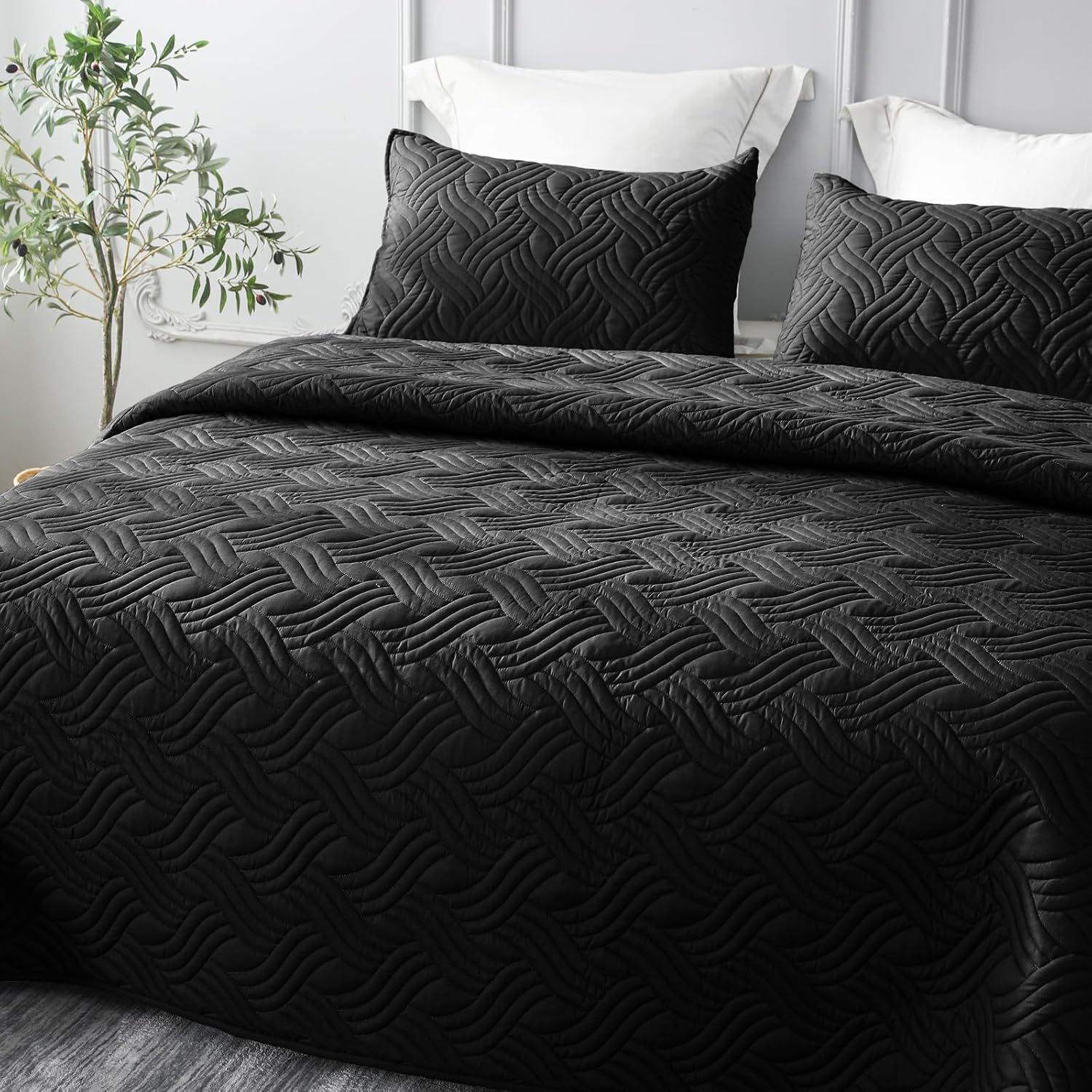 Whale Flotilla King Size Quilt Set with 2 Pillow Shams