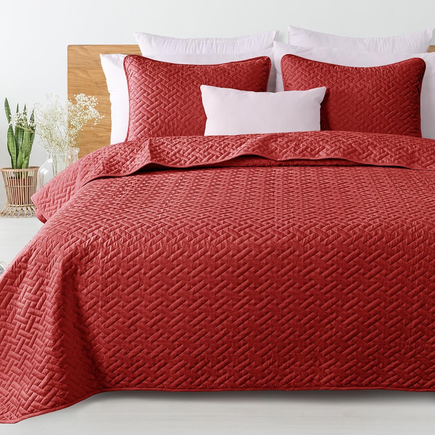 Exclusivo Mezcla King Size Quilt Set with Red Basket Weave Pattern