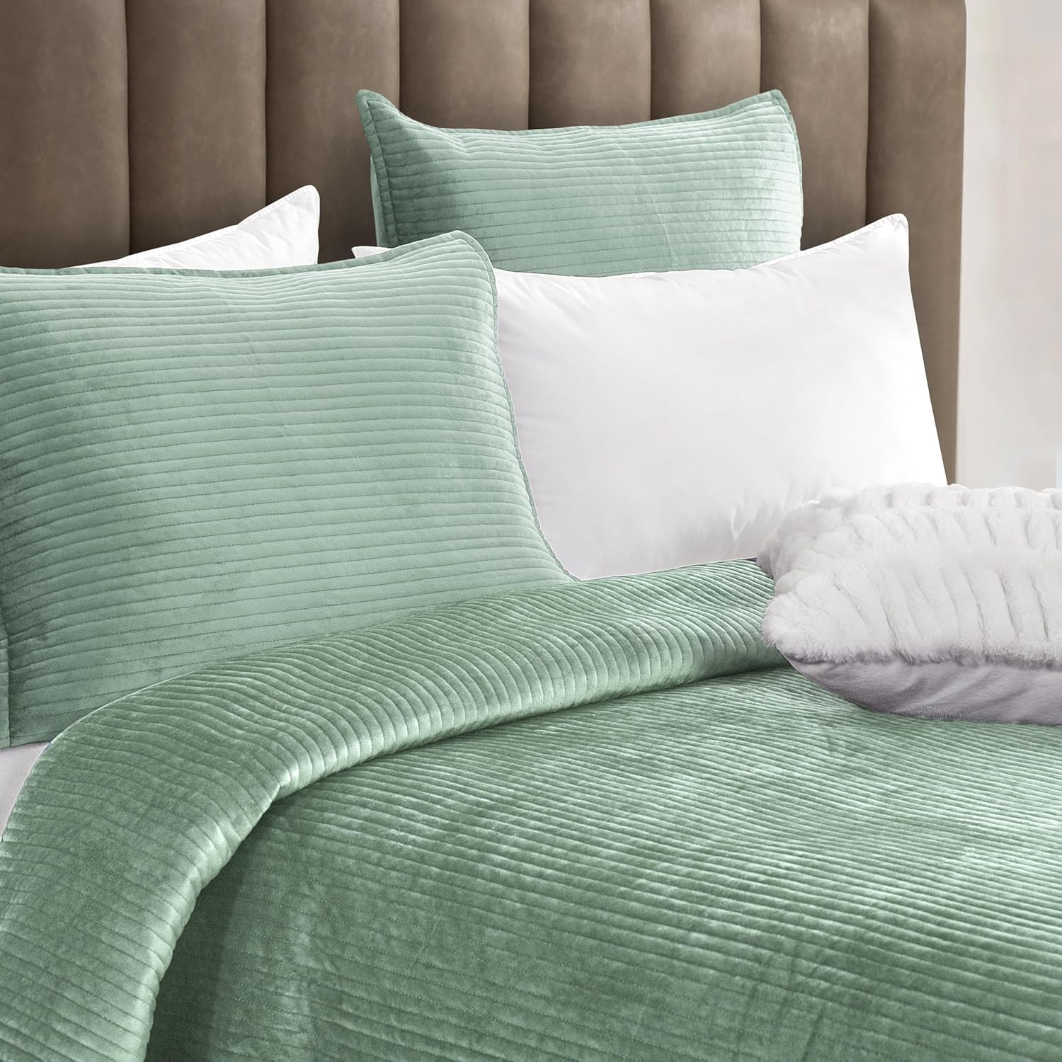 Elegant Comfort Luxury 3-Piece Velvet Quilt Set Twin XL Smoke Green
