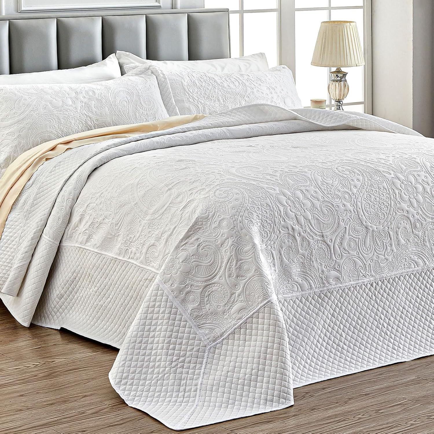 Qucover Alaska King Bedspread Set 3 Piece White Paisley